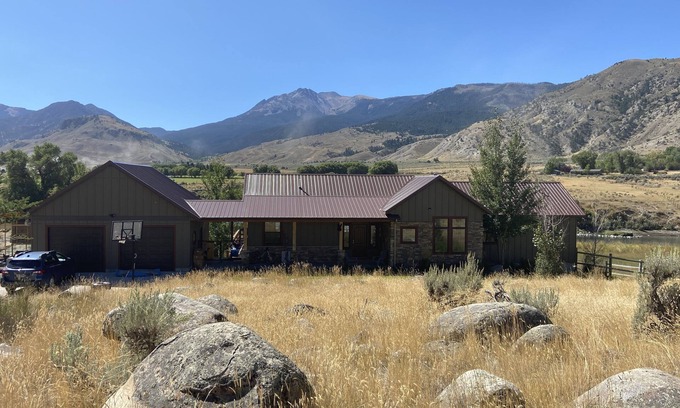 Gardiner House | Electric Peak Retreat at Yellowstone National Park North Entrance