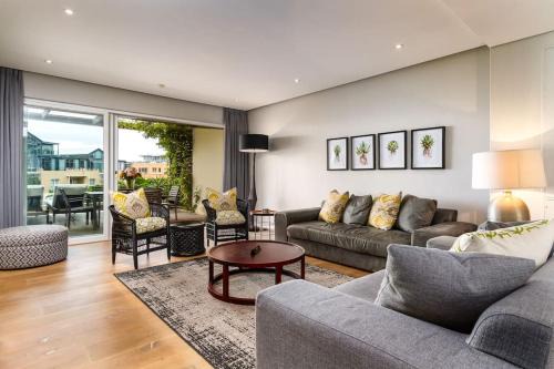 Victoria and Alfred Waterfront Apartment | Elegant 2 Bed by Waterfront and Stadium