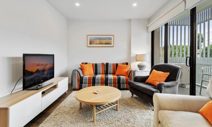 Caulfield North Apartment | Elegant 2-Bed Modern Apartment with Balcony