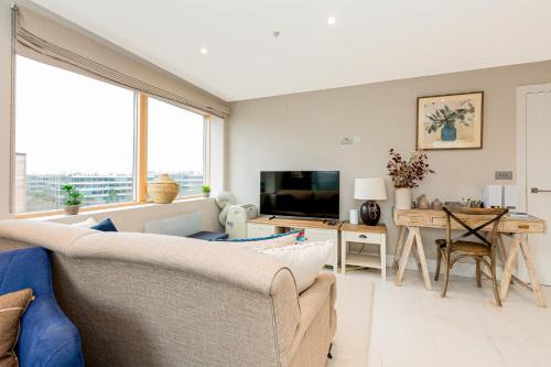 Turnham Green Apartment | Elegant 2BR flat, 6 min Chiswick Park tube