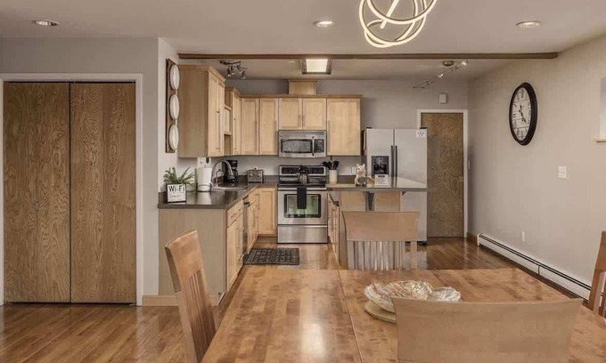 Downtown Anchorage Apartment | Elegant 2BR Retreat | Prime Downtown Location