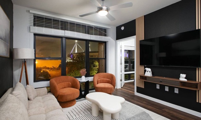Southtown Apartment | Elegant 2BR w/Gym, Parking Near Rvrwalk & Dome