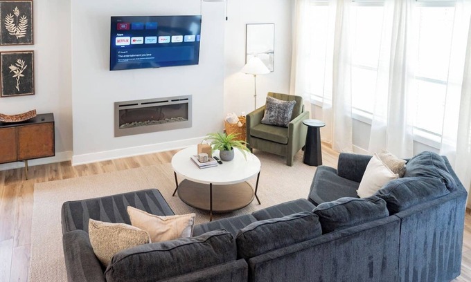 Lynchburg House | Elegant 3 BDR Escape | KING Bed + TV in Every Room