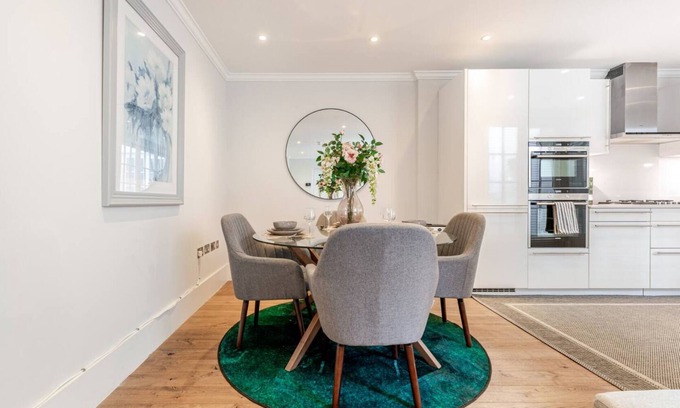 City of Westminster Apartment | Elegant 3 Bed Apartment near Oxford Street with AC