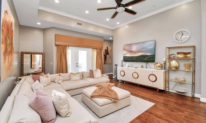 South Central Houston House | Elegant 3-Bedroom Retreat in EaDo