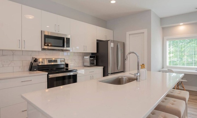 Lynchburg House | Elegant 3BDR Getaway - Free Wi-Fi + 2 King Beds