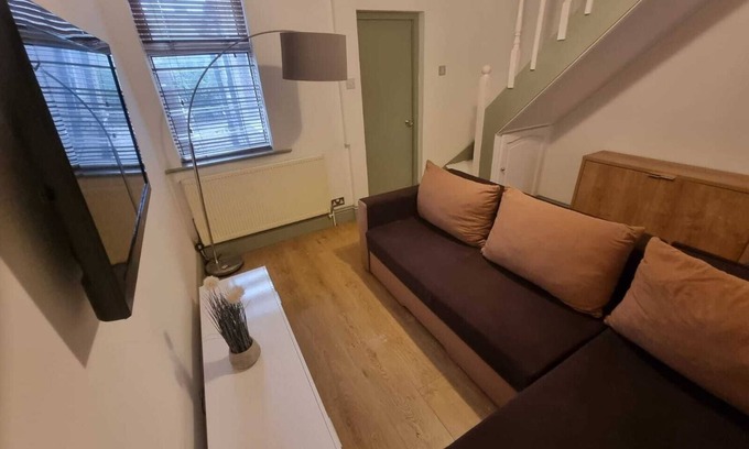Dartford House | Elegant 4-Bed House in Dartford
