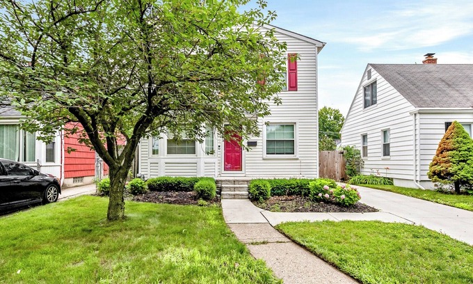 Royal Oak House | Elegant 4BR/3BA Home in Royal Oak- Super fast WiFi-5min to Downtown & Zoo
