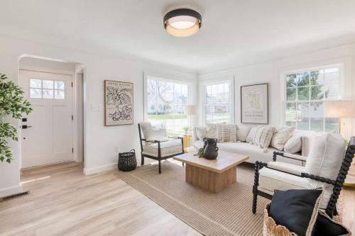 Parma House | Elegant 4BR Deck & Office