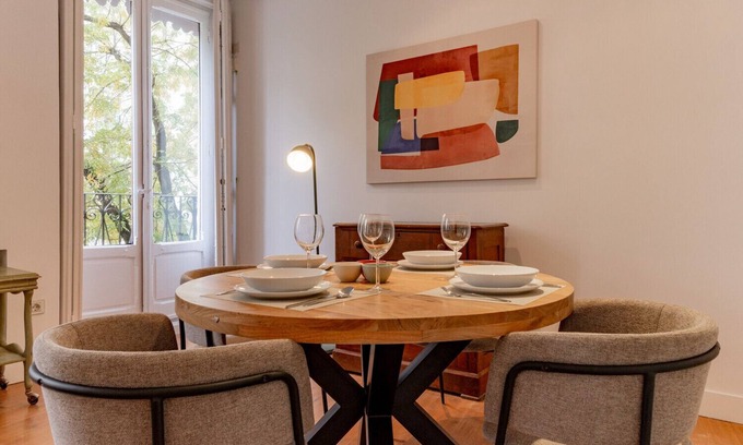 Trafalgar Apartment | Elegant and bright apartment in the heart of Chamberí: With balconies and spacious areas"