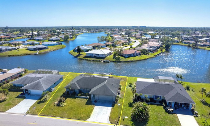 Venice Gardens House | Elegant and Spacious 3-bedroom house with Pool, in Venice, AC, WiFi, Lakefront