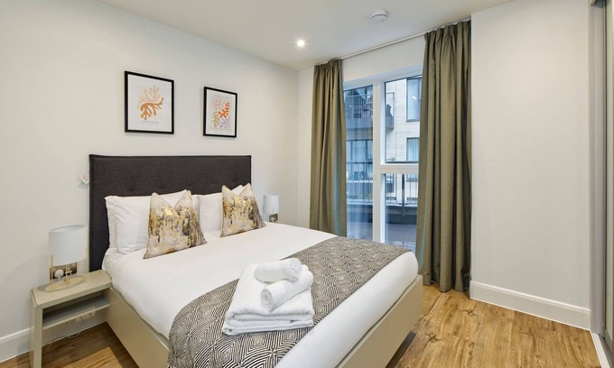 Burnt Oak Apartment | Elegant Apartment with Private Terrace