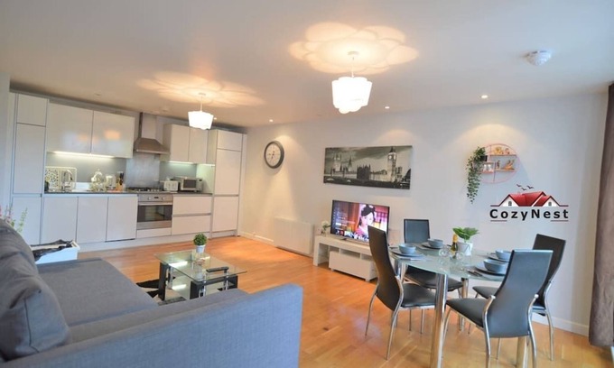 Reading Apartment | Elegant, Central Self Contained Flat by CozyNest
