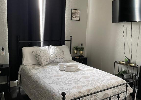 Regency Park House | Elegant & Comfortable Room SMF