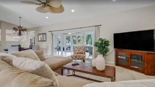 Marco Island House | Elegant Family-Friendly Home on Canal I 3BD2BA Sleeps 6 I Walk to Beach & Shops