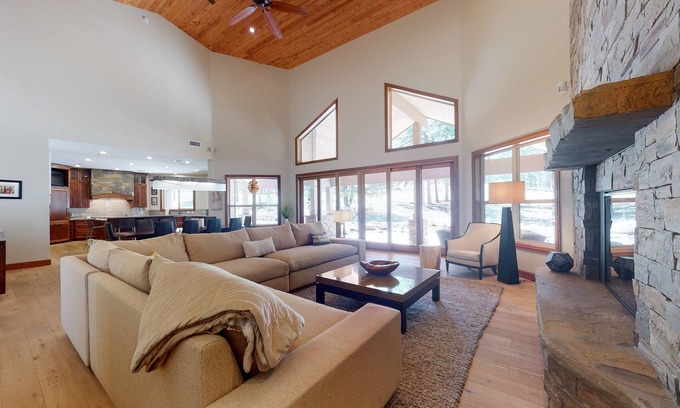 Flagstaff House | Elegant Flagstaff Golf Club estate with exquisite views, fireplace