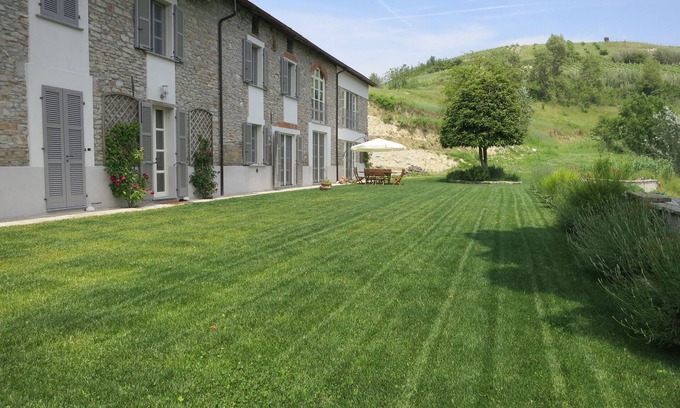 Montabone House | elegant large private farmhouse in the vineyards with new swimmingpool