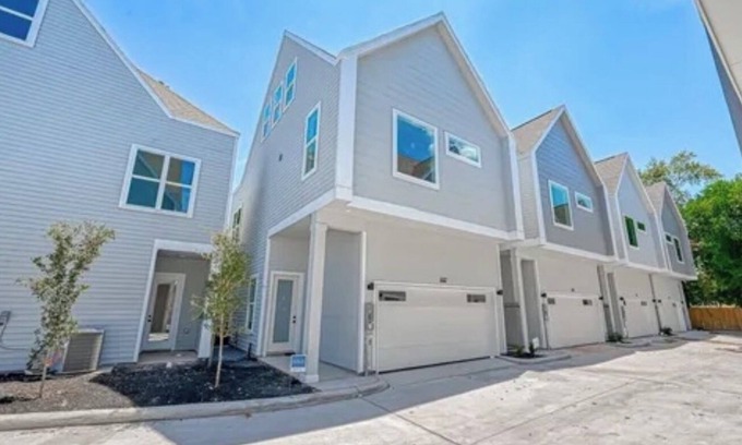 Northside House | Elegant Minimal 3BR for Families, Nurses & Group
