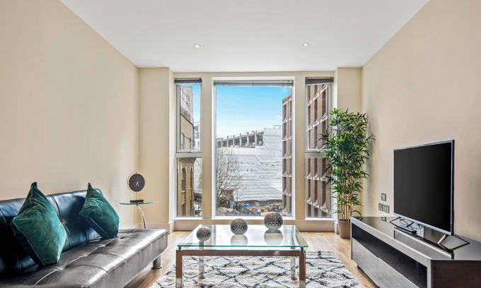 Cathedrals Apartment | Elegant One Bed Serviced Apartment in Waterloo near Southwark