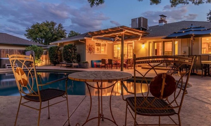 Central Sacramento House | Elegant River Park Sanctuary
