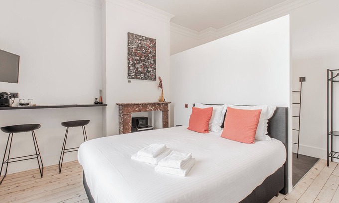 Historical Center Bruges House | Elegant room with private bathroom in historic house - city center