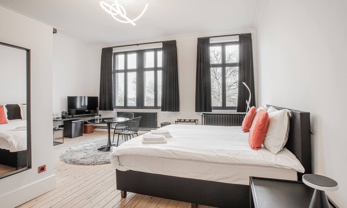 Historical Center Bruges House | Elegant room with private bathroom in historic house - city center