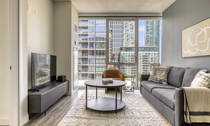South Loop Apartment | Elegant South Loop 1BR w/Gym & Pool, nr Grant Park, by Blueground