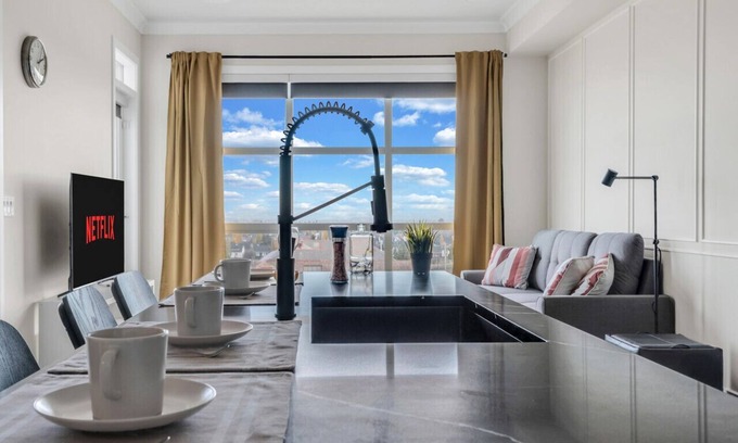 Lincoln Park Apartment | Elegant Space in Currie