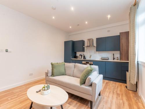 Twickenham Riverside Apartment | Elegant St Margarets 1BR near Transport London Pass the Keys