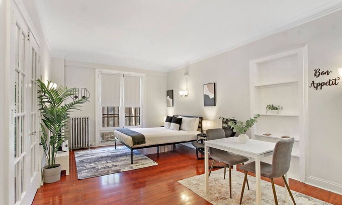 South Evanston Apartment | Elegant Studio: An Ideal Stay in Evanston