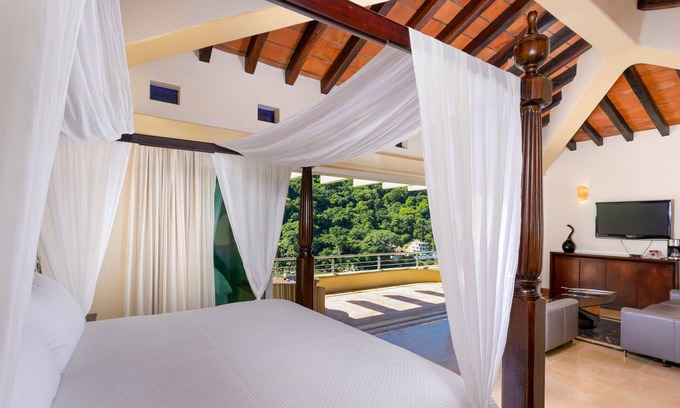 Boca de Tomatlan Villa | Elegant suite with beach view