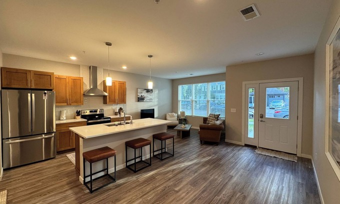 Roosevelt House | Elegant Townhouse near NDSU and Downtown Fargo #101