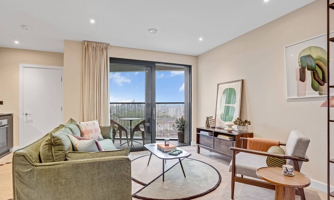Bromley North Apartment | Elegant two-bedroom flat with a spacious balcony
