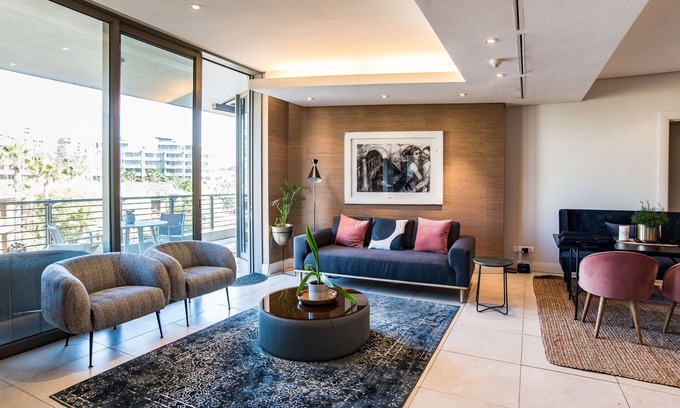 Victoria and Alfred Waterfront Apartment | Elegant Waterfront Apartment with No Loadshedding