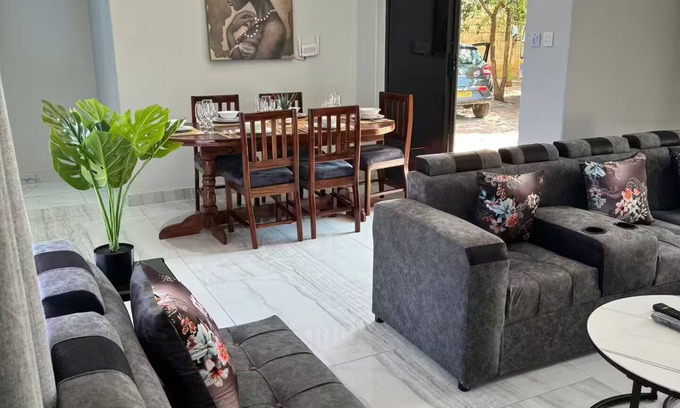 Victoria Falls House | Elephant's Crest Modern Cozy Home, Pool, Solar