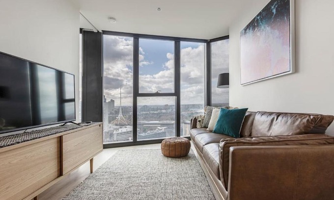 Southbank Apartment | Elevated City Lifestyle by Melbourne Square