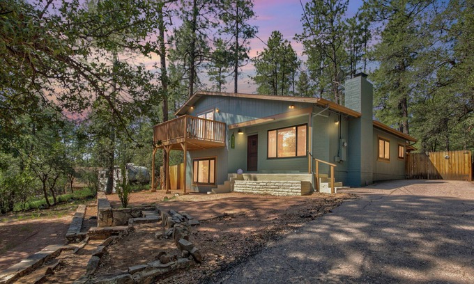 Pine Cabin | Elkchanted Inn Pine: Fully Fenced Backyard, Spacious Cabin in Woods w/King Bed