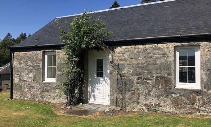 Lochgilphead House | Ellary Cottage - Cosy, Romantic Water-side Escape, Sleeps 2-4 open fire