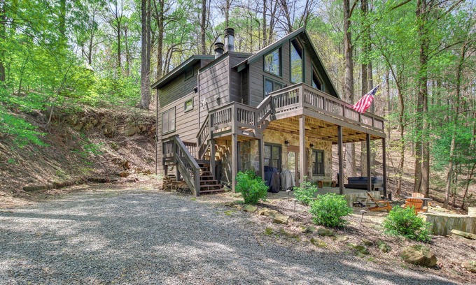 Walnut Mountain Cabin | Ellijay Cabin 7 Mi to Dtwn: Hot Tub & Mtn Views