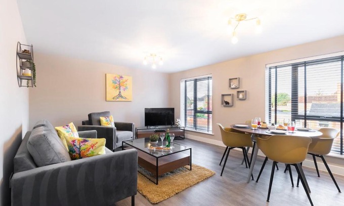 Gloucester Apartment | Elliot Oliver - Luxurious Two Bedroom Apartment With Parking