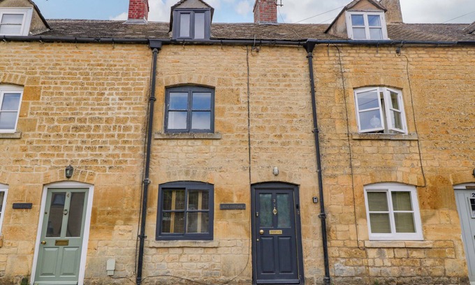 Moreton-in-Marsh Cottage | ELM COTTAGE, pet friendly, with open fire in Moreton-In-Marsh
