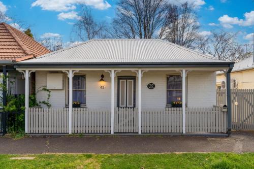 Orange House | Elm Tree Cottage - Cosy Home Close to Cook Park