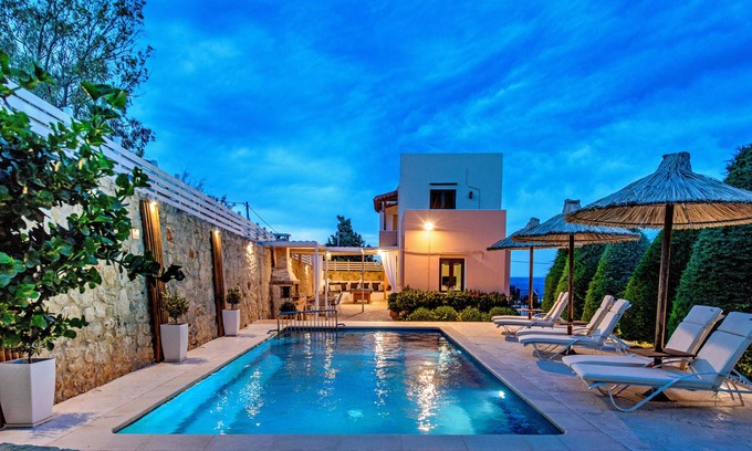 Gerani Villa | Elmyra Villa, Heated Pool & Walking to beach