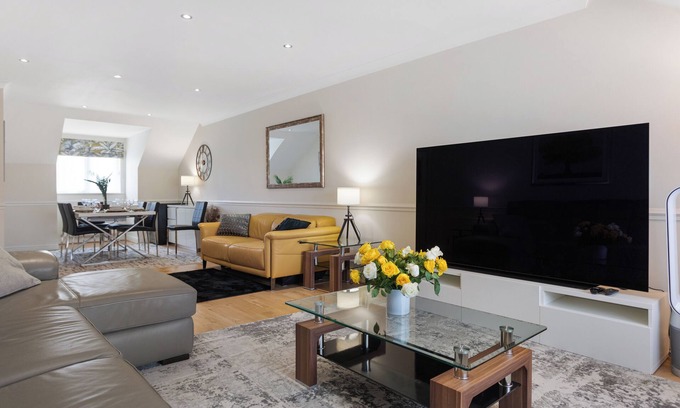 Oakleigh Apartment | Elstree Penthouse 2 Bedroom Parking WiFi