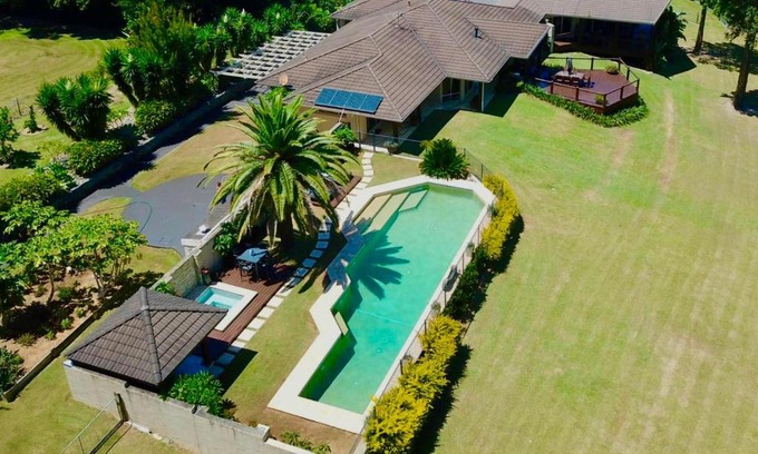 Emerald Beach House | Emerald Beach Lakefront Luxury Mansion