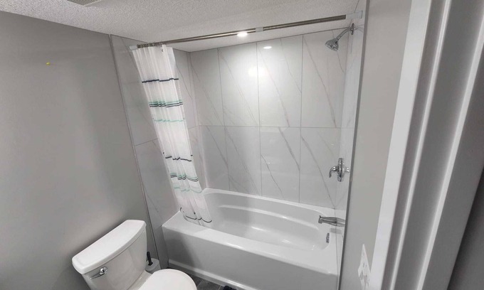 Northwest Calgary Apartment | Emerald Guest Suite.14 mins from YYC Airport with nearby restaurants n amenities