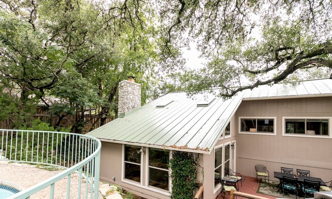 South Manchaca House | Emerald Oasis