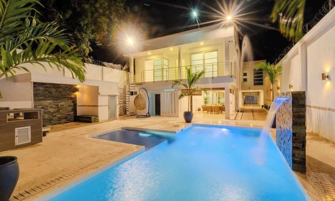 Manga House | Encanto Mansion: 6BR Luxury Stay Near Walled City