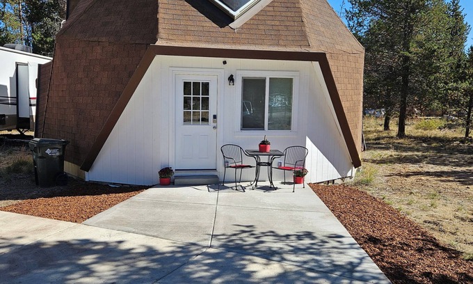 La Pine House | Enchanting 2-bedroom dome home in La Pine