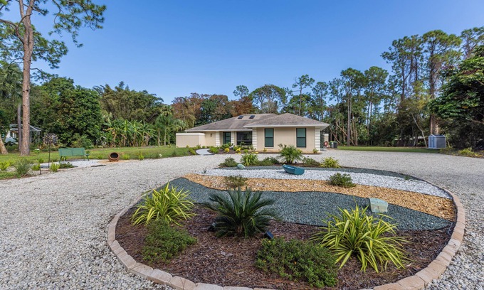 Naples House | Enchanting 3BR modern house on 2.5 wooded acres in fabulous Naples. AC/WiFi/Pet.